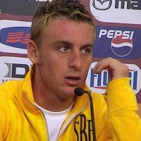 Ayah Mertua De Rossi Tewas Tertembak