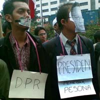 SBY Tebar Pesona, Anggota DPR Doyan Duit, Rakyat Kelaparan