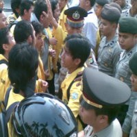 Mahasiswa Jaket Kuning & Aparat Aksi Dorong Jelang Pidato SBY