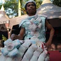 Pembalut pun Disulap Jadi Gaun