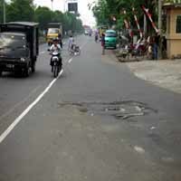 Waspadai Lubang Menganga di Belokan Hotel Antariksa