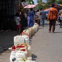 Antrean Minah di Jalan Kembang Kuning Capai 50 Meter