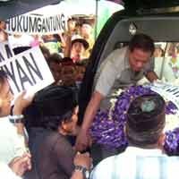 Sambut Jenazah Nani, Warga Minta Ryan Dihukum Gantung