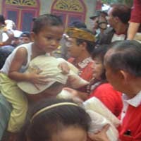 Antre Paket Sembako Gratis, Warga Jatuh Pingsan