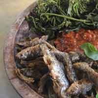 Ikan Wader Diadu Nasi Jagung, Mantap!