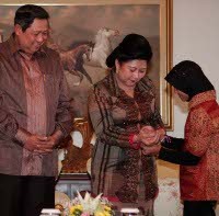 Gelang Persahabatan AS-Aceh untuk SBY dan Ani Yudhoyono