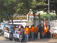 Massa Republiku Pasang Bendera Partai di KPU