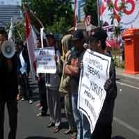 Jelang HUT RI, Mahasiswa KAMMI Demo Grahadi