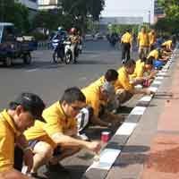 Karyawan Hyatt Peduli Trotoar