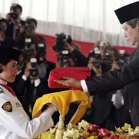 Lagu SBY Save Our Planet Dinyanyikan Polwan di Istana