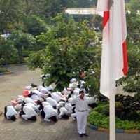 Peringati Kemerdekaan RI, Mahasiswa Surabaya Cium Tanah
