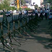 Akses Menuju Grahadi Ditutup