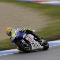 Stoner Tergelincir, Rossi Juara