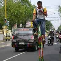Nunggang Jerapah, Mustofa Gelorakan Nasionalisme 