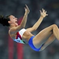 Isinbayeva Emas Lagi dan Rekor Baru