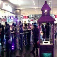 Pintu Kaca Plasa Surabaya Cederai Pengunjung 