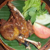 Ayam Goreng Plus Sambal Kacang nan Menggoyang Lidah