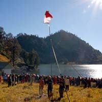 Terjadi Badai, Pengibaran Bendera di Puncak Mahameru Gagal