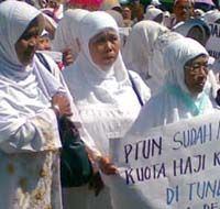 Calon Haji Demo Gedung Sate