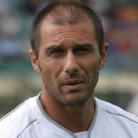 Pelatih Bari Dikeroyok Fans