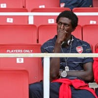 Wenger Lindungi Adebayor dari Fans