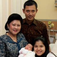 Ibu Ani Timang Cucu Keluar Rumah Sakit