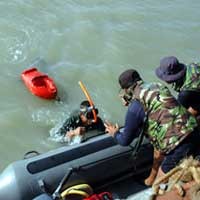107 Perenang Tempur TNI AL Seberangi Selat Madura