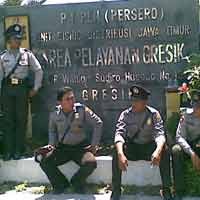 Seribu Buruh di Gresik Kepung Kantor PLN