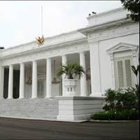 Kelelahan, Juru Kamera Televisi Ambruk di Istana 