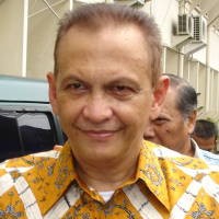 Pindah Penjara, Roy Marten Acungkan Jempol