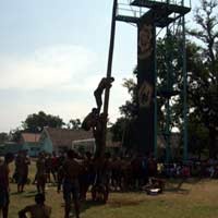 Prajurit Bataliyon Tempur Lomba Panjat Pinang