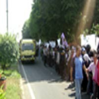 Buruh Garmen Turun Jalan Tuntut Gaji Dibayarkan