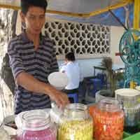 Hmm..Segarnya Es Campur Racikan Pak Wahyu
