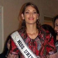 Miss Universe Kunjungi Penderita AIDS