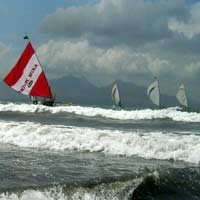 Digulung Ombak, Satu Perahu Terbalik dan Patah