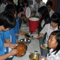 Gelar Perpisahan, SMU Barunawati Nikmati Masakan Korea