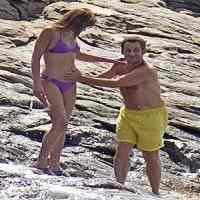 Sarkozy Pegangi Perut Istrinya