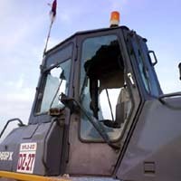 Korban Lumpur Lapindo Rusak Alat Berat di Tanggul Cincin