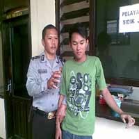 Dirasuki Alkohol, Eki Daratkan Batu Bata ke Kepala Romi