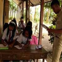 Bangunan Nyaris Roboh, Siswa SD Belajar di Emperan Sekolah