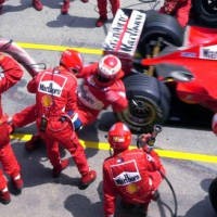 Bukan Pembalap Ferrari Pertama yang Tabrak Kru