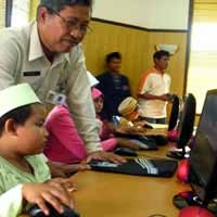 Warga Tak Mampu Nikmati Program Internet Gratis