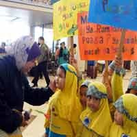 Bocah TK Ingatkan Pengunjung Juanda untuk Puasa