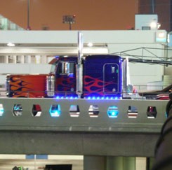 Transformers Melintas di Jalanan California