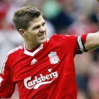 Gerrard Naik Meja Operasi