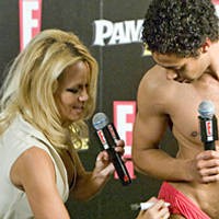 Pamela Anderson Ditodong Tandatangan di Pakaian Dalam