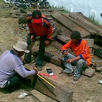 Puluhan Pekerja PT KA Siap Ganti Bantalan Rel