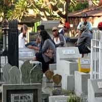 Jelang Ramadhan, Ratusan Orang Nyekar