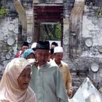 Berharap Berkah, Warga Berziarah ke Makam Wali Songo