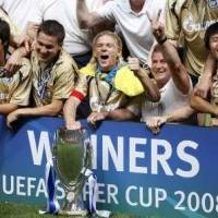 Taklukkan MU, Zenit Juara